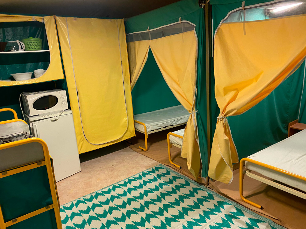 Bungalow en toile, intérieur literie double
